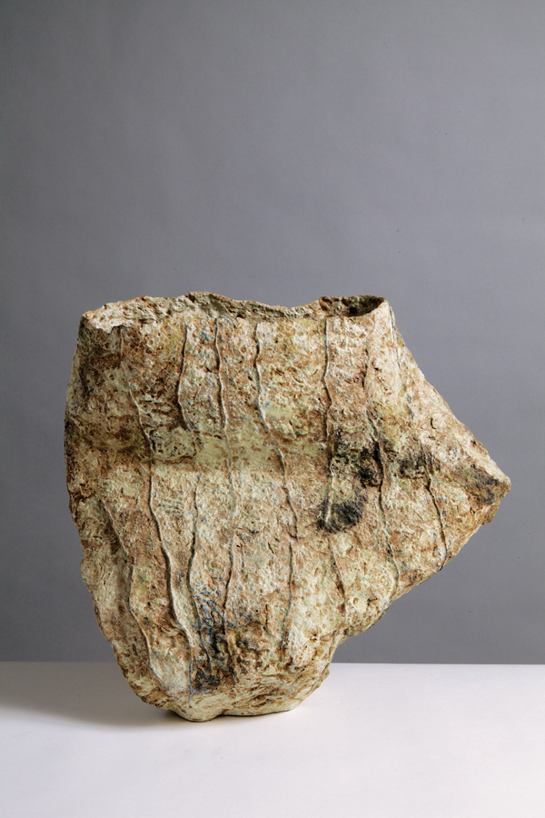 3 Sara Radstone’s Shoulder Vessel with Lines, 12½ in. (32 cm) in height, stoneware, 1984. Photo: Phil Sayer. 