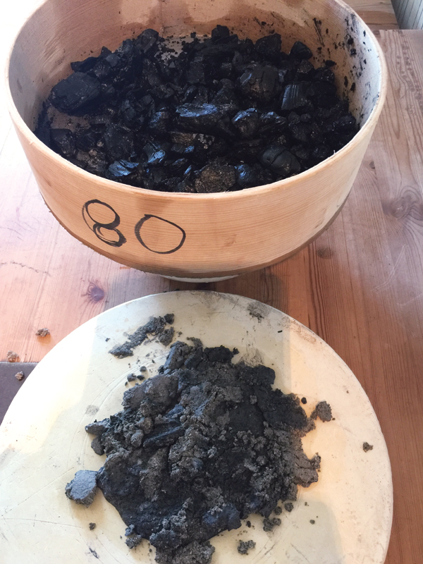 1 Washing, separating, sieving, and drying wood ash. Wood ash can be dried on an absorbent material such as a dry plaster bat.