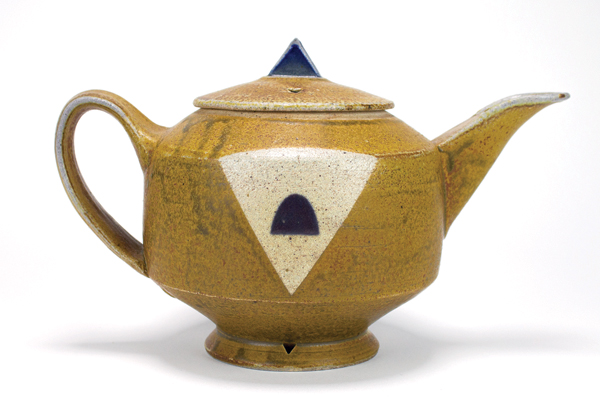 1 Jeffrey Oestreich’s teapot, 10 in. (25 cm) in height, stoneware, glaze, 2017.