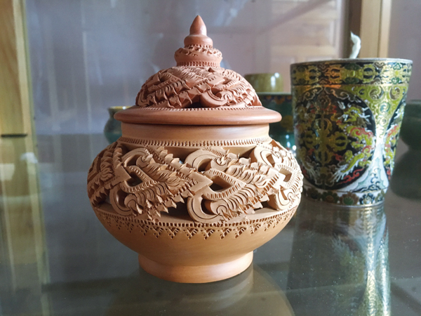 2 Sample work at Yangphel Pottery, incense burner, 6½ in. (17 cm) in height, stoneware, incised design, fired to 1832°F (1000°C).