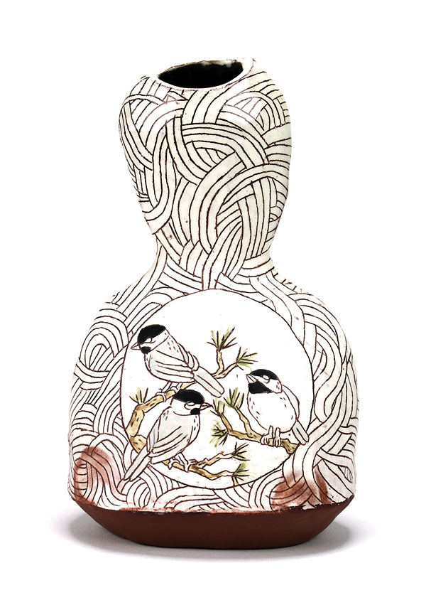 1 Pattie Chalmers’ vase, 9 in. (23 cm) in height, earthenware, glaze, 2017.