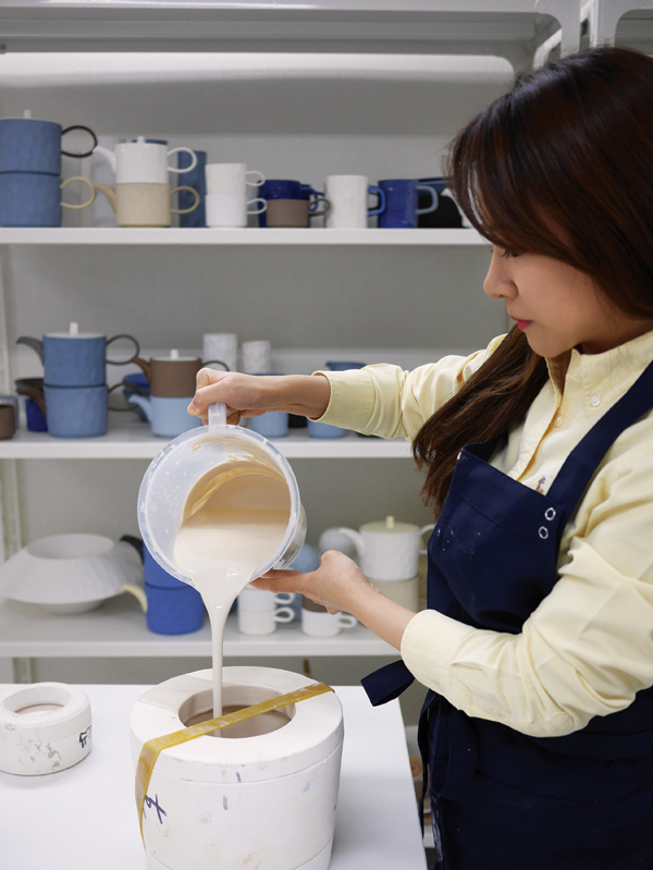 4 Hyu-Jin Jo slip casting in her studio.