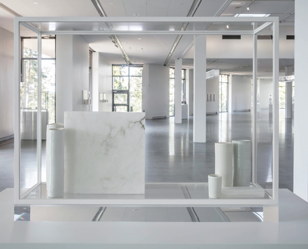 Edmund de Waal’s In time II, 35 in. (90 cm) in width, 5 porcelain vessels, 5 alabaster blocks, and 1 porcelain tile with gilding in an aluminium and Plexiglas vitrine, 2017. Photo: Jean-Baptiste Beranger, Artipelag.