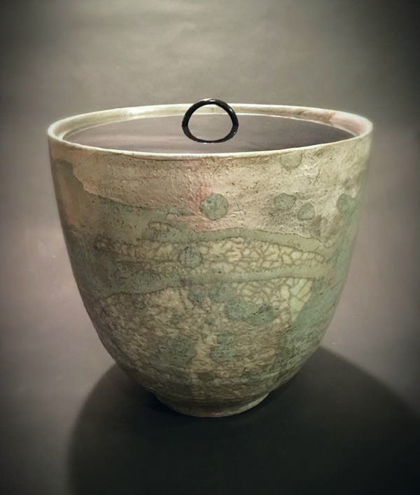 8 Junko Yamamoto’s Tea ceremony lidded container (Ephemeral), 7 in. (17 cm) in diameter, clay, 2241°F (1227°C), 2017. Photo: T. Yamashita.