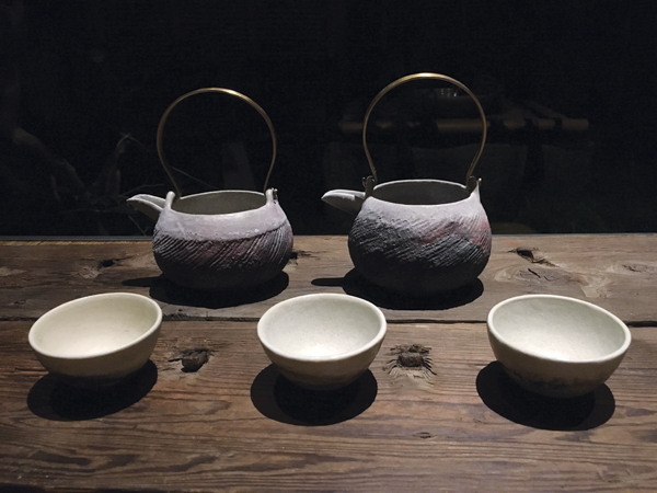 4 Junko Yamamoto’s sake lipped bowls and cups, to 5 in. (13 cm) in height, clay, fired to 2242°F (1228°F), 2015. Photo: T. Yamashita.