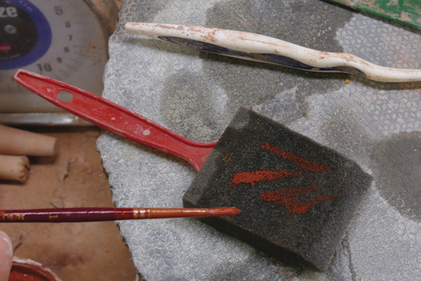 2 Use a sponge brush to clear excess stain off your brush.