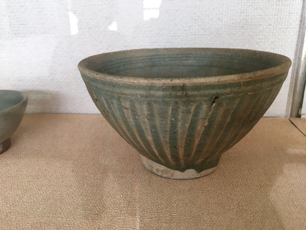 8 A 15–16th century bowl, 7½ in. (19 cm) in diameter, stoneware, fired in reduction, on display at the Ayutthaya Chao Sam Phraya National Museum.