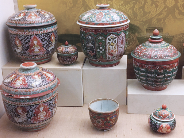 6 Thai Bencharong style vessels from the 18–19th century, overglaze enamel decoration fired to 1382°F (750°C) in oxidation.