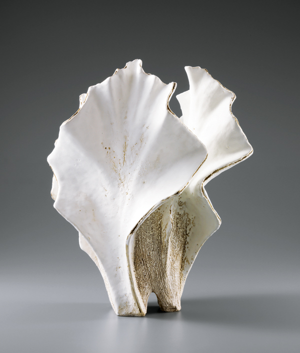 2 Koike Shoko’s White Form, 15¾ in. (40 cm) in height, stoneware, glaze, 2018. Photo: Omi Shigeharu.