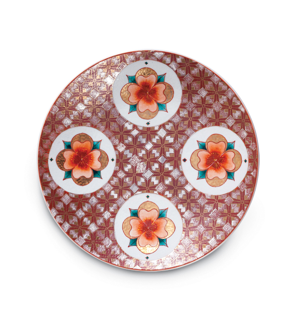 1 Porcelain plate with flower medallions, 10½ in. (27 cm) in diameter, gucai, and fencai overglaze, 2017.