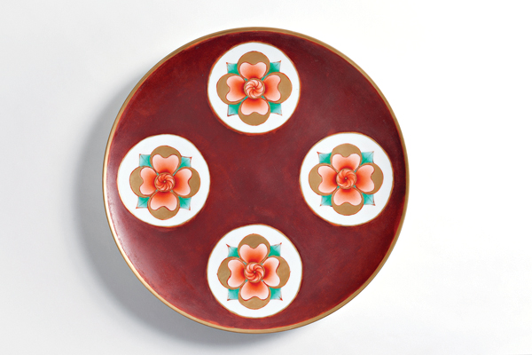 6 Plate with flower medallions, 14 in. (36 cm) in diameter, Jingdezhen porcelain, fanhong red, gucai, and fencai overglaze, Chinese gold, 2017.