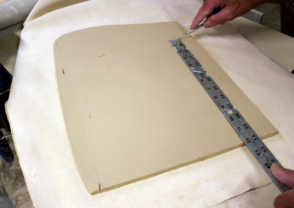 2 Making the measurement marks to cut out the 6-inch square tiles. 