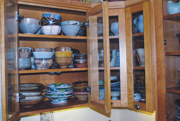 10 Kitchen cupboard, bowl storage.