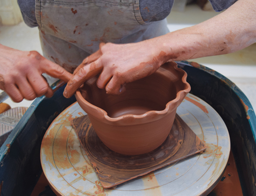 3 Flute the rim of the inner pot. Press out with one finger on the interior while pressing in with two fingers on either side of the first.