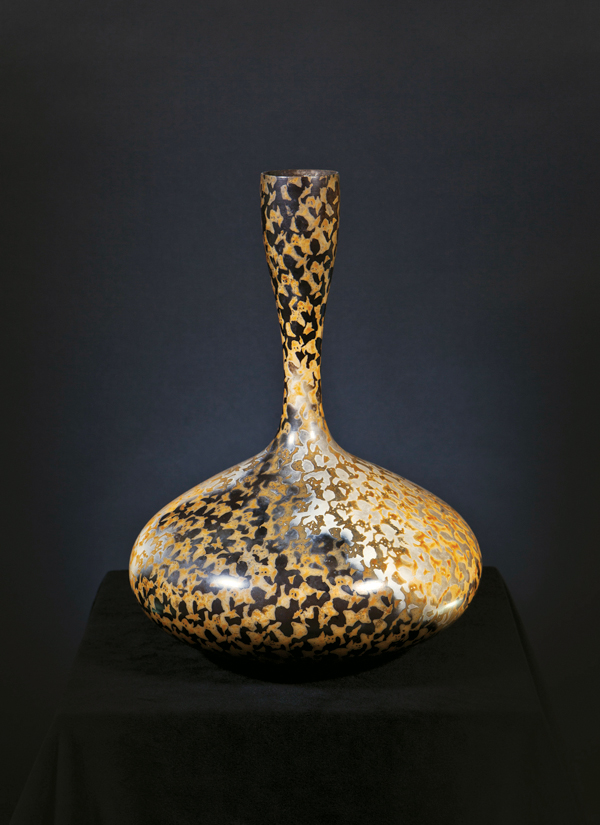 5 Duncan Ayscough’s long-necked vase, 13 in. (33 cm) in height, earthenware, 2009. Courtesy of the Judy and Richard Jacobs Collection. 