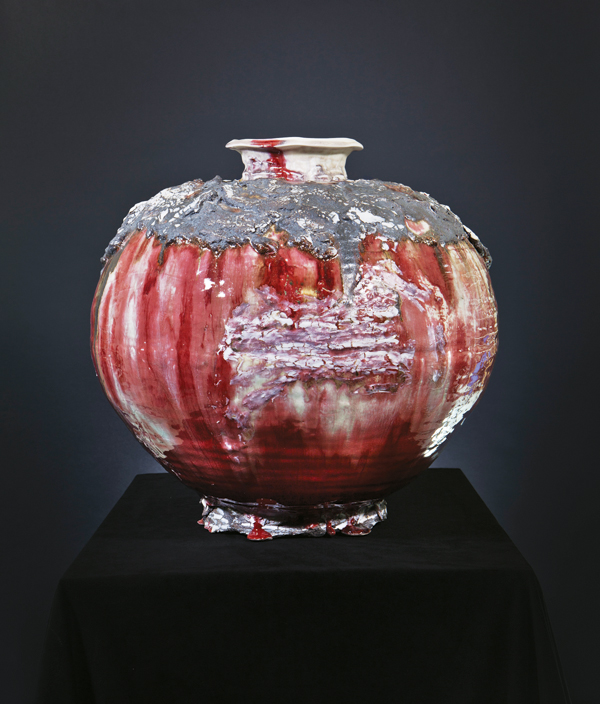 3 Gareth Mason’s large vessel, 20½ in. (52 cm) in height, porcelain, 2009. Courtesy of the Judy and Richard Jacobs Collection. Photo: Eric Stoner.