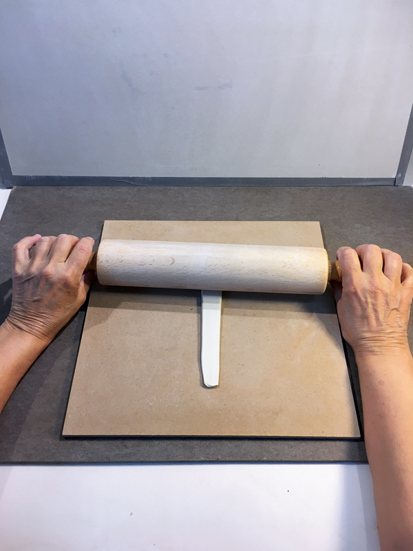 2A Use a rolling pin to thin the handle in gradation, making it thinner at the bottom and thicker at the top.