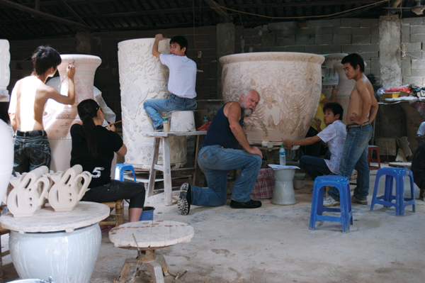 3 Roger Law and Wu Song Ming at work on big pots in Jingdezhen, 2010. Photo: Derek Au.
