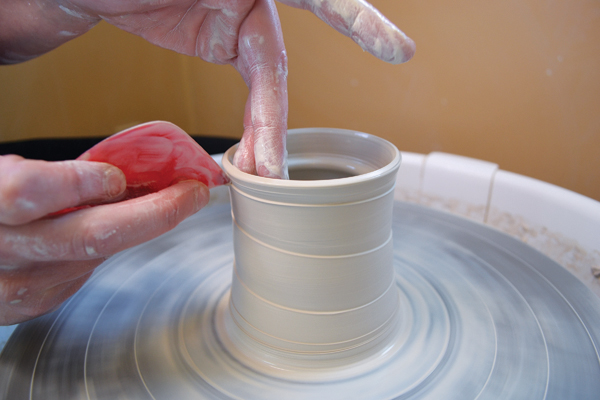 1 Add a loose spiral into the surface of the pot using the edge of a rubber rib.