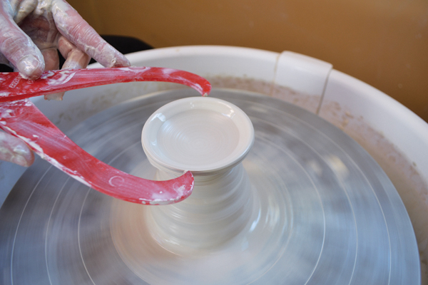 3 Throw the lid off the hump, then measure it to fit the sugar bowl.