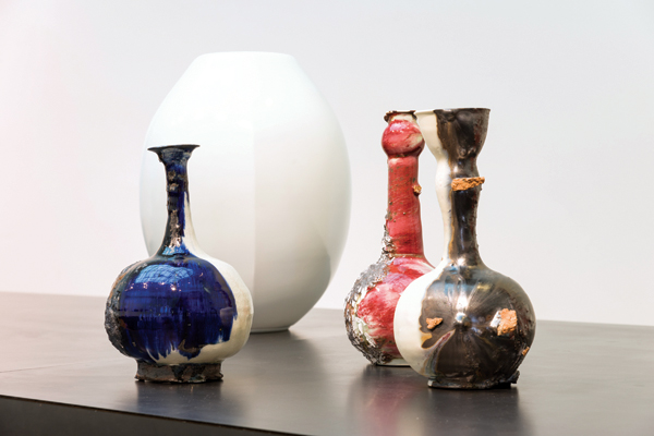 2 Gareth Mason’s Fluid Cobalt, Dark Satin, Red Aqua, to 12½ in. (32 cm) in height, porcelain, stoneware, enamels, oxides, 2008–09. Courtesy of Ariana Museum Collection, Geneva—gift of Gisèle de Marignac, 2009.