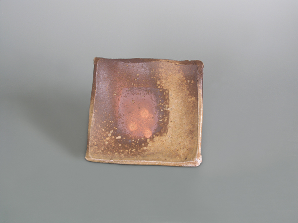 8 Betsy Levine’s inlaid square plate, 61/2 in. (16 cm) square, wood-fired stoneware, 2018.