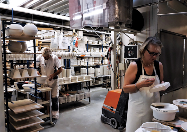 5 Markku and Päivi at work in the Amfora studio in Seinäjoki, Finland. The studio is behind the sales gallery.