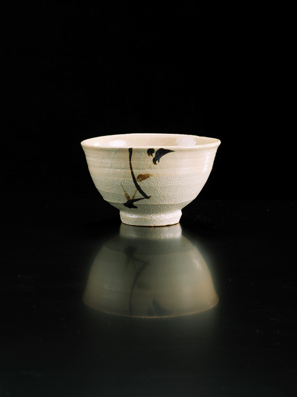 2 Shoji Hamada’s bowl, 5 in. (13 cm) in height, slip, iron-oxide brushed motif. Photo: Michael Harvey. Courtesy of the Oxford Ceramics Gallery.