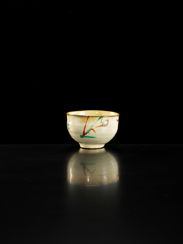 1 Shoji Hamada’s Okinawa-style teabowl, 3¼ in. (9 cm) in height, stoneware, enamels, 1970. Photo: Michael Harvey. Courtesy of the Oxford Ceramics Gallery.