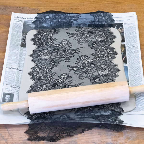 1 Roll out a slab with a piece of lace, so the texture becomes embedded in the clay.