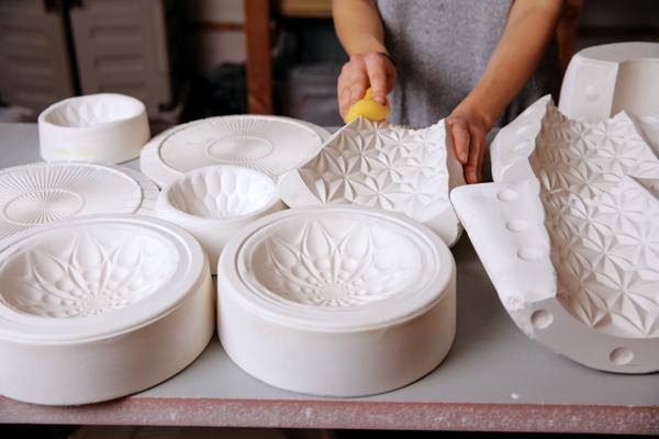 1 Cast a flare-shaped vase using one six-part vase mold and several pattern molds.