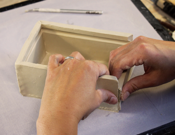 4 When assembling the box, push the sides gently together with your thumbs all the way and make sure they are attached well.