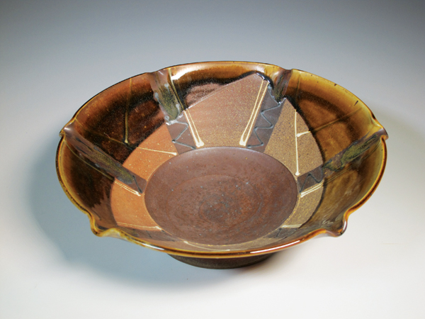 3 Serving bowl, 14 in. (36 cm) in diameter, wheel-thrown white stoneware, base and Albany Slip terra sigillatas, white slip trailing, Munn’s Tenmoku glaze, fired to cone 11–12, 2017.