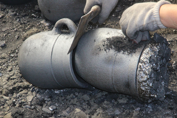 11 A hatchet is used to separate pots and chuck in the right pot’s opening that fused together during firing.