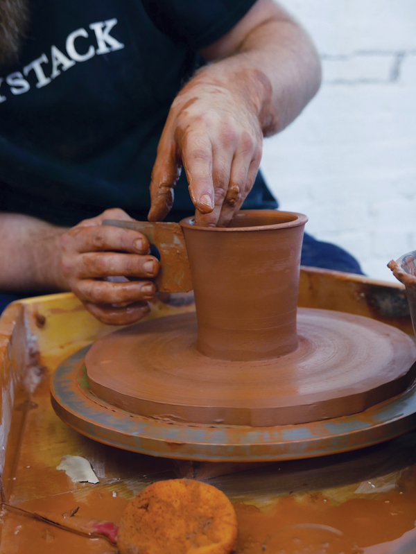 3 Using a right-angled rib, create a bead around the rim of the pitcher’s top section.