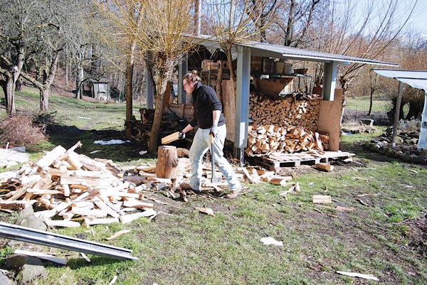 8 Jan-Alexander Haas chopping wood for a firing. Photo: Courtesy of Hendrik Schöne. 