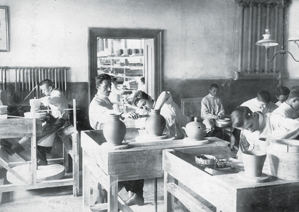 2 A classroom in Landshut, 1913. Photo: Courtesy of Keramikschule Landshut.