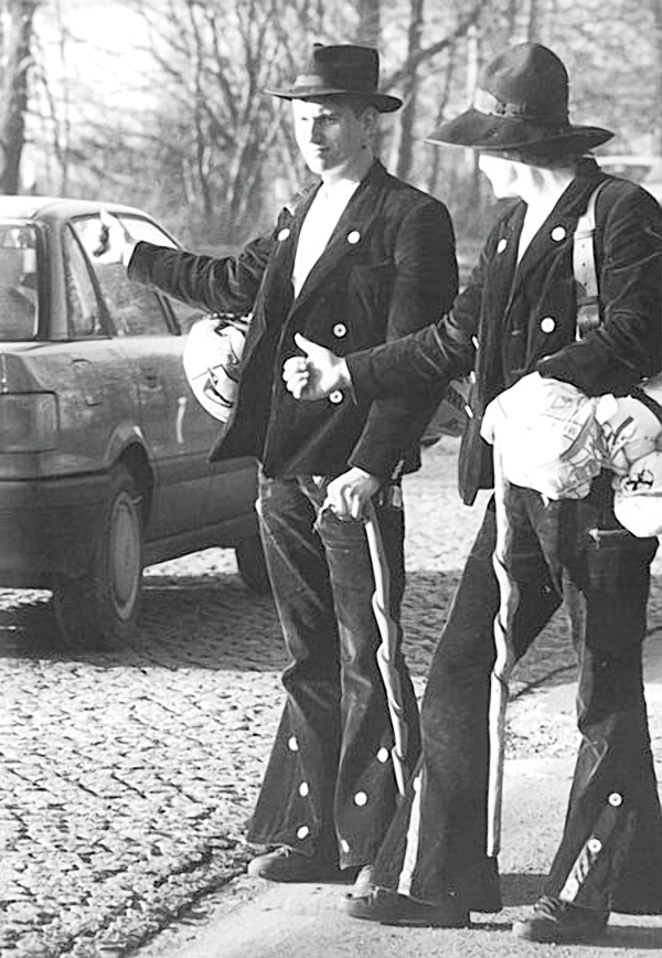 3 Journeying craftsmen from Germany in traditional attire (Kluft) 1990. Photo: Ralph Hirschberger, Erfurt, Germany. 1 