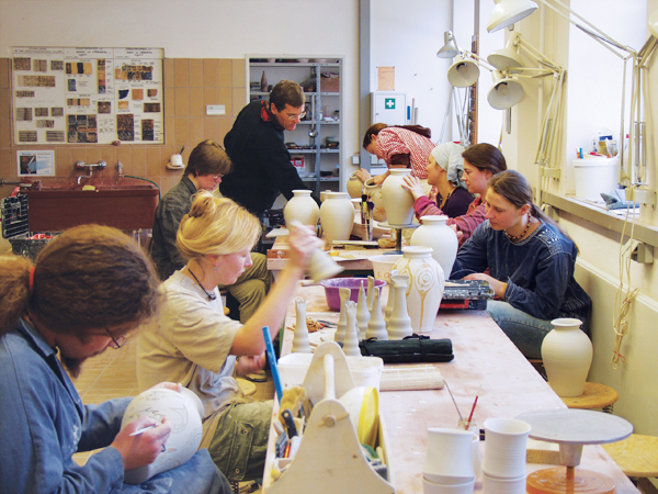 5 Decorating and wheel-throwing classes in Landshut today. Photo: Courtesy of Keramikschule Landshut.