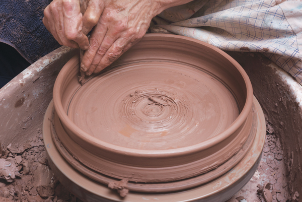 2 Throw a ring on the wheel approximately 10 inches in diameter for the wall of the tray.