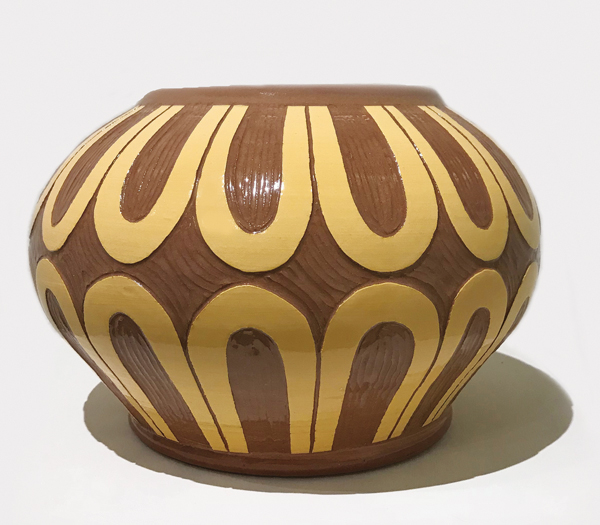 1 Gabo Martini’s Feathered Vessel, terra cotta, slip, sgraffito, 2018. 