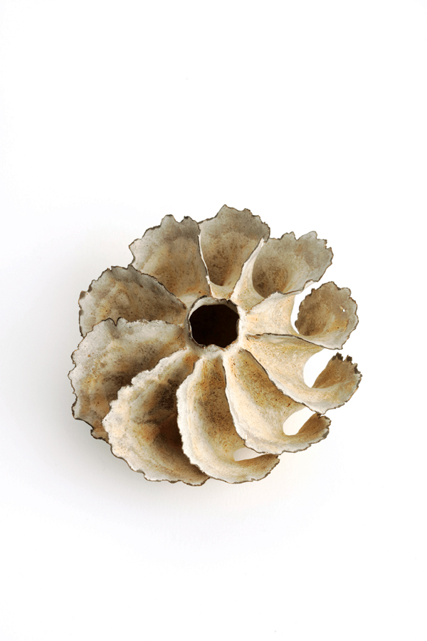 1 Ursula Morley-Price’s vessel with lamellae, 4 in. (10 cm) in diameter, handbuilt stoneware, matte glaze, 1980. Donated by the A. and G. Schütte Collections.