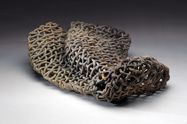 1 Phyllis Kudder Sullivan’s Vortex with Gold Line No. 17, 17 in. (43 cm) in width, interlaced stoneware coils, fired to cone 8 in an electric kiln, secondary pit firing with sawdust, gold leaf, 2018. Photo: Joseph D. Sullivan. 