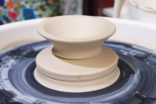 4 Throw the lid form off the hump. Throw it upside down as a shallow bowl.