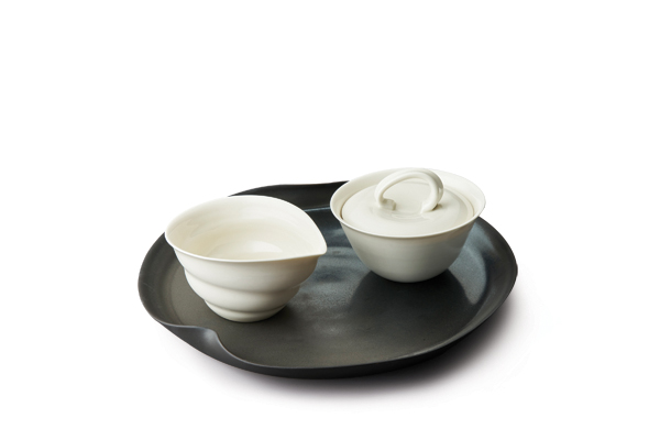 1 Jo Davies’ Chinese Tea Set, 12 in. (31 cm) in diameter, porcelain, 2019. Photo: Matthew Booth Photography.