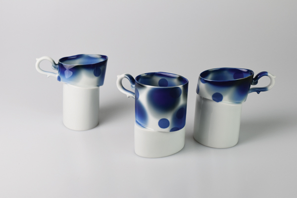 1 Vladimir Groh and Yasuyo Nishida’s Zik Zak Cups Double Blue, to 4¾ in. (12 cm) in height, porcelain.
