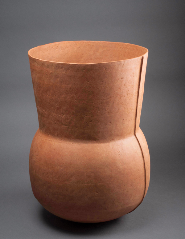 Large ochre jar, 19¼ in. (49 cm) in height, pinched, unglazed Spanish stoneware, fired in a gas kiln in reduction to 2336°F (1280°C), 2015. Photo: Jérémie Logeay.