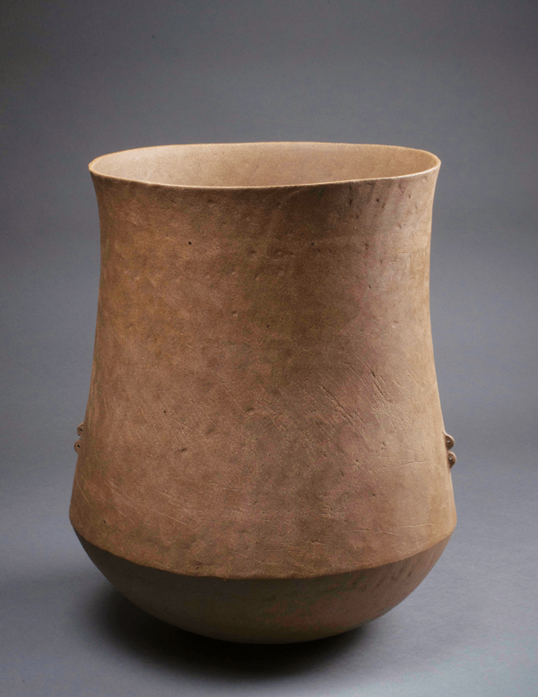 Large ochre jar, 19 ¼ in. (49 cm) in height, pinched, unglazed Spanish stoneware, fired in a gas kiln in reduction to 2336°F (1280°C), 2015. Photo: Jérémie Logeay.