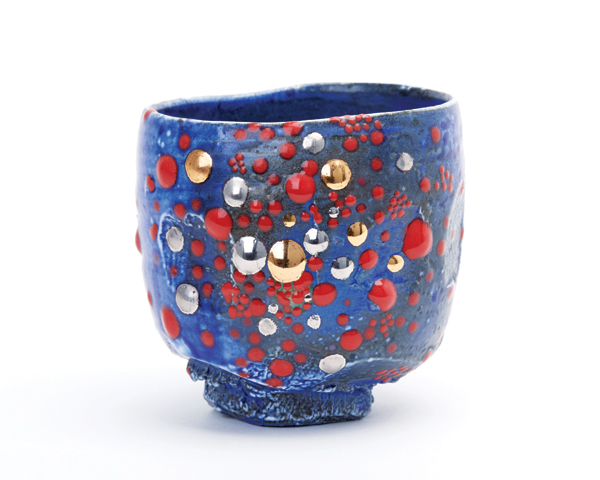 5 Takuro Kuwata’s teabowl, 4 in. (11 cm) in height, porcelain, pigment, gold, platinum, 2013. Courtesy of Kosaku Kanechika.
