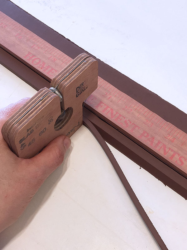 3 Cut a bevel with a 60° angle on a strip of clay for the foot ring. 